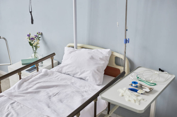 Hintergrundbild des Bettes im Krankenhauszimmer Innenraum, Kopierraum - Foto, Bild
