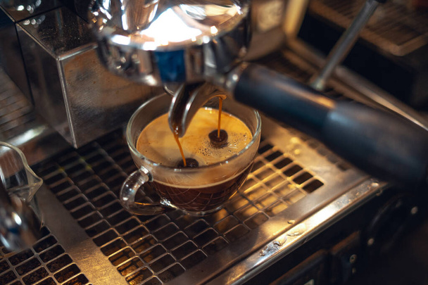 Příprava kávy s kávovarem, zblízka kávovar nalévání kávy - Fotografie, Obrázek