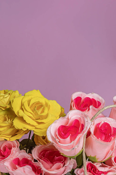 Πολύχρωμα τριαντάφυλλα σε ροζ φόντο με χώρο αντίγραφο για το κείμενό σας - Φωτογραφία, εικόνα