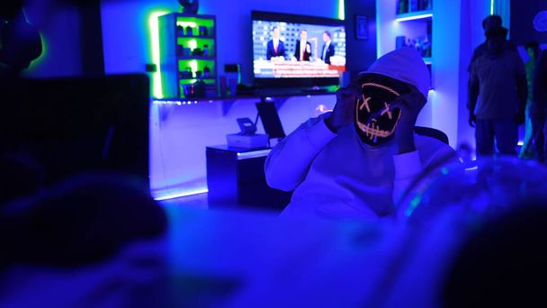 Хакер з світлодіодною маскою працює на комп'ютерах - Фото, зображення