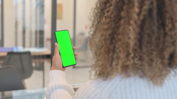 Mujer africana usando teléfono con pantalla verde - Metraje, vídeo
