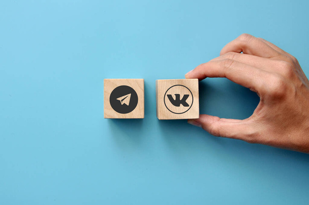 Cubes en bois avec l'image des icônes de télégramme et vkontakte. Choisir entre les réseaux sociaux - Photo, image