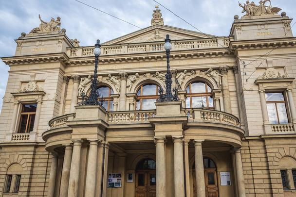 Pilsen, República Checa - 3 de octubre de 2015: Fachada frontal del Teatro J. K. Tyl en la ciudad de Pilsen - Foto, Imagen