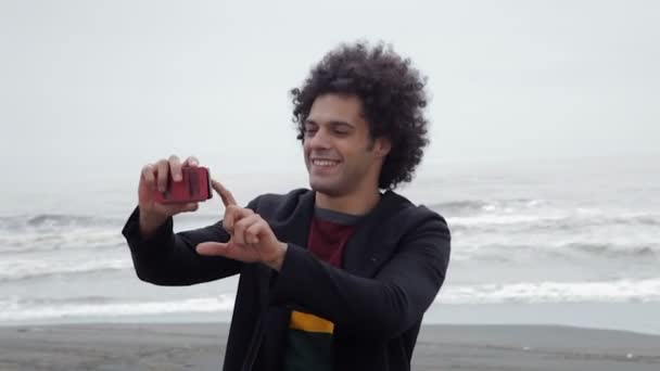 Przystojny mężczyzna fajne przy selfie - Materiał filmowy, wideo