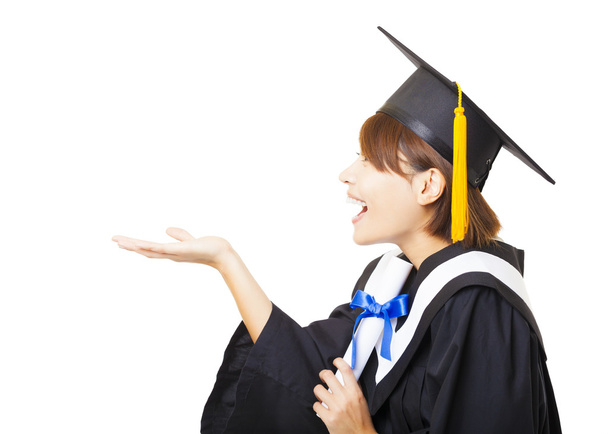 verrast jonge vrouw bedrijf diploma afgestudeerd en op zoek - Foto, afbeelding