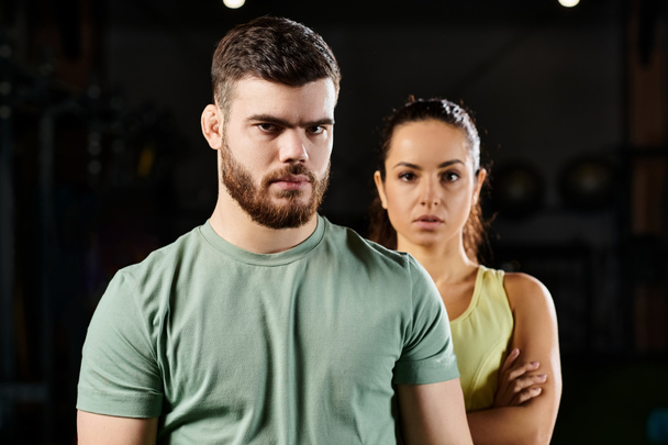 Entrenador masculino demuestra técnicas de autodefensa a una mujer en un gimnasio. - Foto, imagen