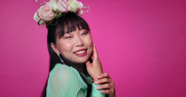 健康,自信,スキンケアのための花冠を持つアジアの女性のピンクの背景,幸せで顔. スタジオの自然,化粧品,美しさのためのサロン,花の美学そして肖像画. - 映像、動画