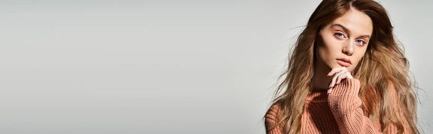 Продумана красива жінка з оголеним персиковим макіяжем, одягнений светр, зворушливий підборіддя, банер - Фото, зображення