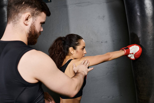 Een mannelijke trainer coacht een brunette sportvrouw, toont kracht en vastberadenheid. - Foto, afbeelding