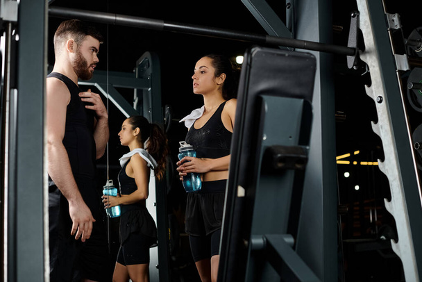 mężczyzna osobisty trener prowadzący a brunetka sportswoman w a trening sesja w siłownia. - Zdjęcie, obraz