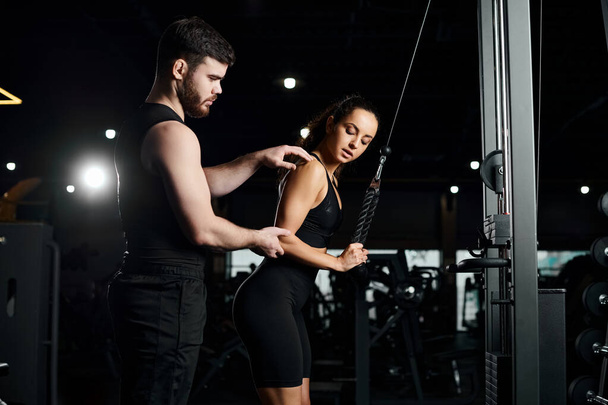 osobisty trener pomaga brunetka sportowiec w siłowni jak angażują się w sesji treningu razem. - Zdjęcie, obraz