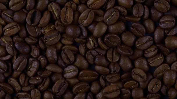 Дощить свіжообсмаженими кавовими зернами - Кадри, відео