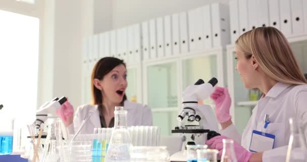 Σύγχρονο εργαστήριο ιατρικής έρευνας νέων επιστημόνων που χρησιμοποιούν μικροσκόπιο και κόλλα πέντε μετά την επίτευξη επιτυχημένων αποτελεσμάτων. Ομάδα ειδικών στο χημικό ιατρικό εργαστήριο - Πλάνα, βίντεο