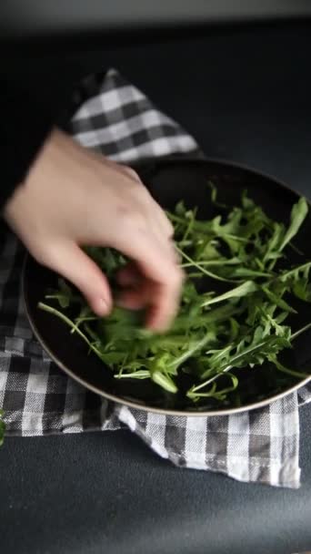 Hindiba salatası hindiba meyvesi lezzetli taze sağlıklı yemek aperatifi masanın üzerinde uzay yemeği arka plan fotokopisi kırsal üst görünüm keto veya paleo diyet vejetaryen yemeği - Video, Çekim