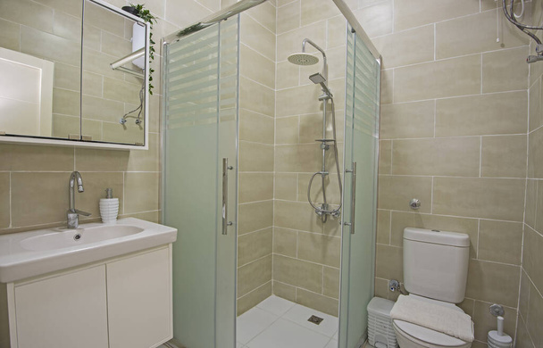 Diseño interior de un lujoso cuarto de baño con cabina de ducha y lavabo - Foto, imagen