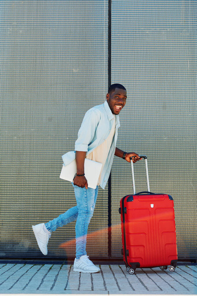 Modern férfi jóképű repülőtér fiatal turisztikai bőrönd srác utazás kaukázusi séta felnőtt utazó nyaralás személy táska turizmus életmód poggyász férfi - Fotó, kép