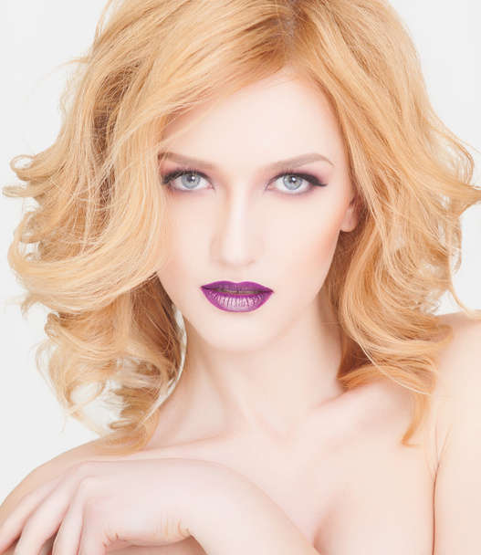 Plum lips, close-up portrait of fashion blonde woman - Foto, imagen