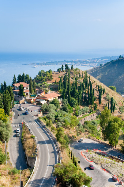 Вид на місто Таорміна і вдаються Джардіні-Наксос, Сицилія - Фото, зображення