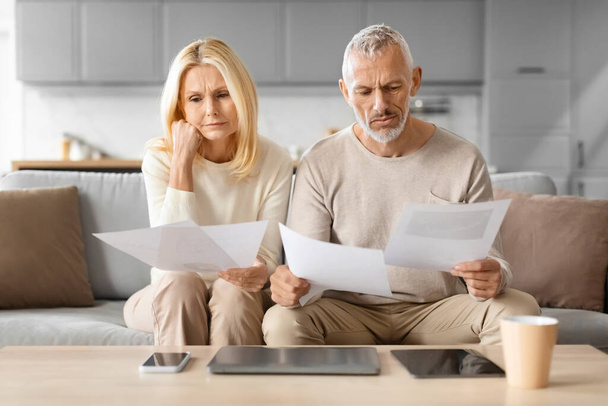 Worried Senior Spouses Reading Papers And Bills Sitting In Front Of Laptop Computer Counting Expenses At Home. Financial Paperwork And Household, Retirement Lifestyle Concept - Foto, Bild
