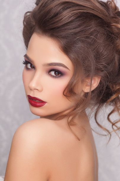Sexy en mode vrouw met rode lippen en mode hairsyle - Foto, afbeelding