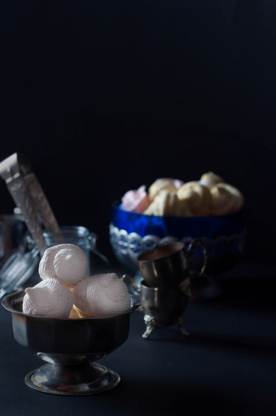 Άσπρα marshmallows σε γυάλινο βάζο - Φωτογραφία, εικόνα