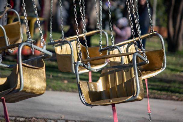 Siège en métal carrousel vide au concept de parc d'attractions dans un parc de la ville de Belgrade, le week-end ensoleillé. - Photo, image