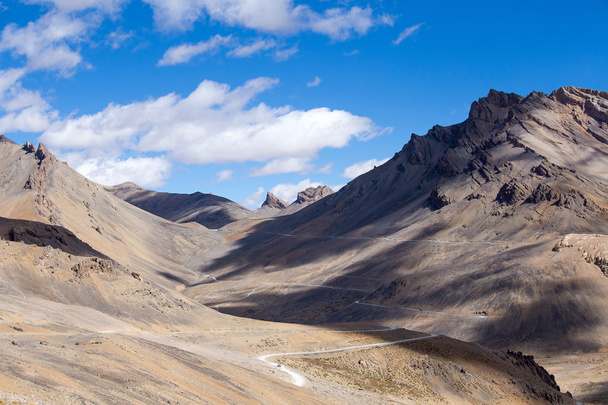 Himalayan landscape in Himalayas along Manali-Leh highway. Himachal Pradesh, India  - Foto, afbeelding