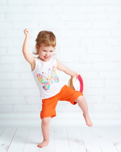 onnellinen kaunis vauva tyttö tanssija tanssii hip hop tanssi
 - Valokuva, kuva