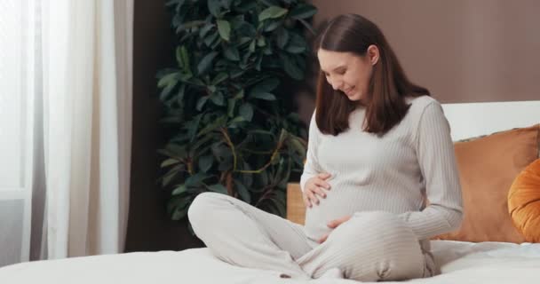Beauty of Pregnancy concept soon-to-be mom prend un moment pour apprécier la beauté de ses images échographiques, chérissant le miracle de la vie grandissant à l'intérieur de son. - Séquence, vidéo