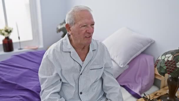 Uomo anziano disgustato in pigiama incontra puzza puzzolente in camera da letto, tenendo il naso per sfuggire odore intollerabile - Filmati, video