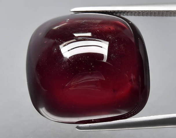 granato di rhodolite rosso naturale gemma sullo sfondo - Foto, immagini