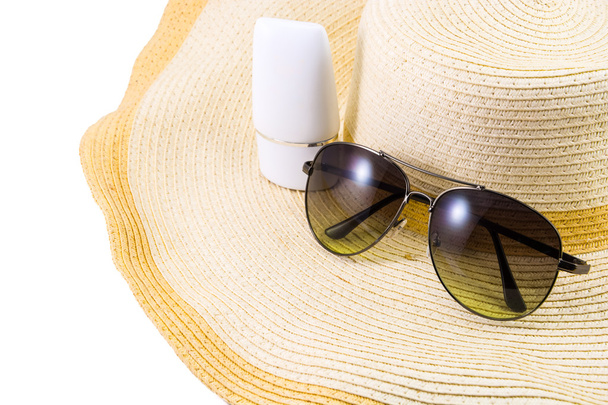 Gafas de sol y protector solar en sombrero
 - Foto, imagen