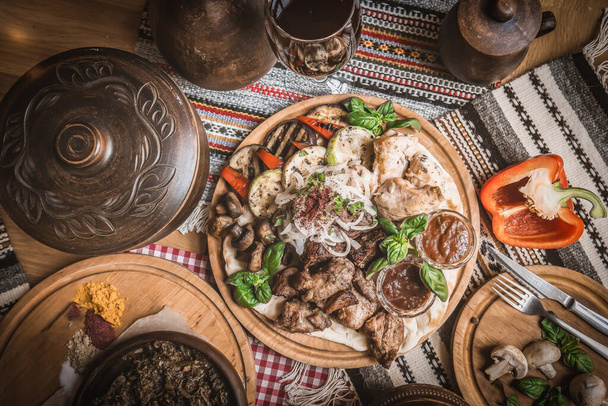 Medio oriente, desayuno árabe tradicional con hummus, foul, mutabbal, qudsia y zaatar. Vista superior - Foto, Imagen