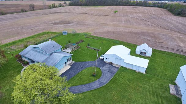 Aerial View of Tranquil Rural Homestead in Auburn, Indiana, Kaapattu DJI Phantom 4 Drone 2017 - Valokuva, kuva