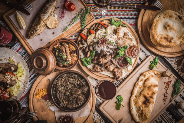 Арабська кухня: традиційний обід на Близькому Сході. Це також Рамадан "Іфтар". Їжу їдять мусульмани після заходу сонця під час Рамадану. Різноманітні арабські східні страви. вид зверху з крупним планом. - Фото, зображення