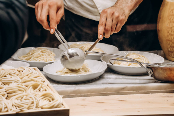 Olasz séf spagettit készít szósszal - Fotó, kép