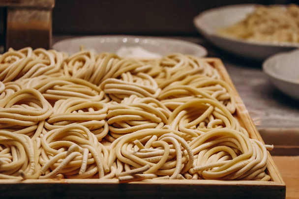 Gros plan sur les spaghettis frais, en Italie - Photo, image