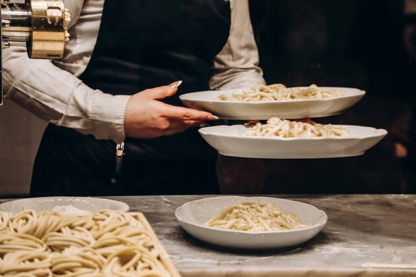Італійський шеф-кухар готує спагеті з соусом - Фото, зображення