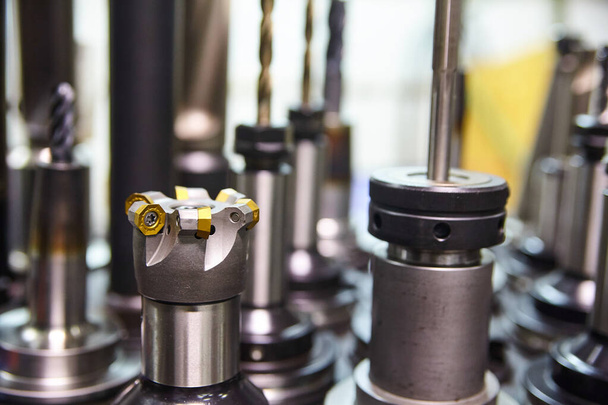 Close-up de ferramentas de engenharia de precisão em uma oficina de Indianápolis, apresentando tecnologia de moagem de metais intrincados e artesanato industrial, 2017 - Foto, Imagem