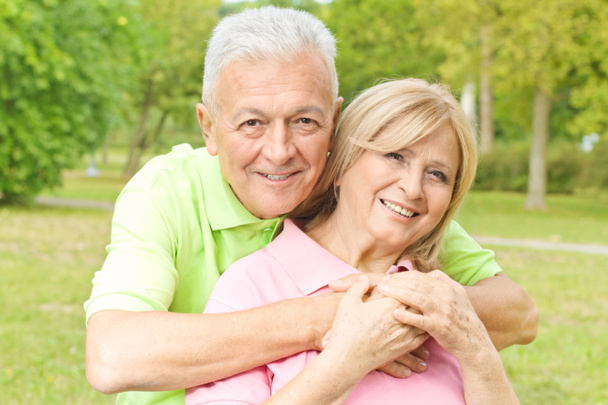 glücklicher älterer Mann umarmt reife Frau - Foto, Bild