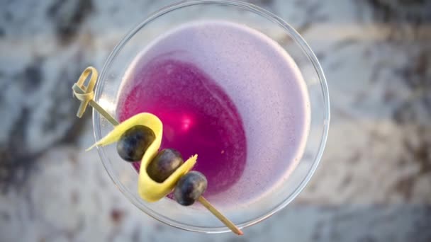Martini vermelho rosa com mirtilos em cima de perto - Filmagem, Vídeo