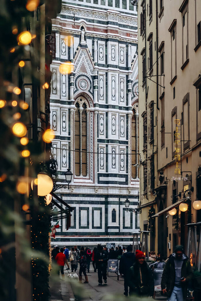 Florença, Itália - 31 de dezembro de 2023: Vista da Catedral de Santa Maria dei Fiori a partir de uma pequena rua adjacente no centro de Florença - Foto, Imagem