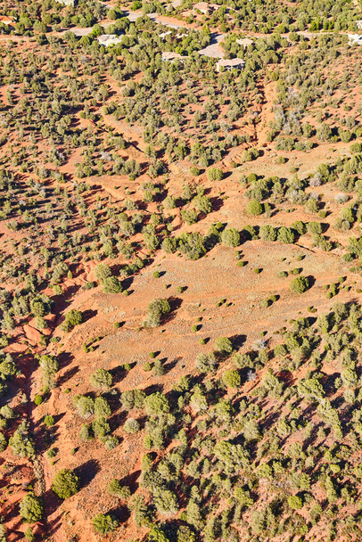 Αεροφωτογραφία του τοπίου Sedonas Vibrant, 2016 - Iron-rich Soil and Sparse Greenery in Arizona Desert - Φωτογραφία, εικόνα