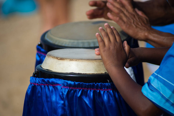 Χέρια κρουστών που παίζουν αταμπάκ. Μουσικός ρυθμός. Αφρικανική μουσική. Αφιέρωμα στον Iemanja. - Φωτογραφία, εικόνα