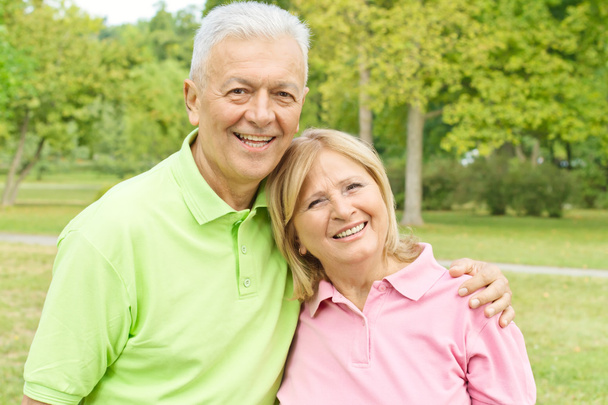 Porträt eines glücklichen Seniorenpaares im Freien - Foto, Bild