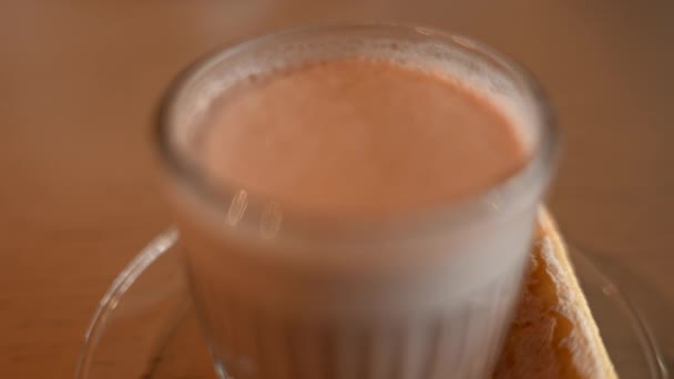 Colpo ravvicinato di bevanda di cacao calda in vetro - Filmati, video