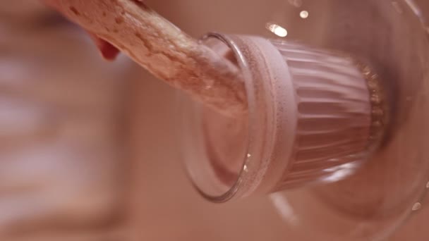 Horký kakaový nápoj s namáčenými dámskými prsty - Záběry, video