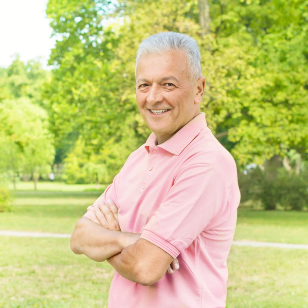 portret uśmiechający się stary człowiek w parku - Zdjęcie, obraz
