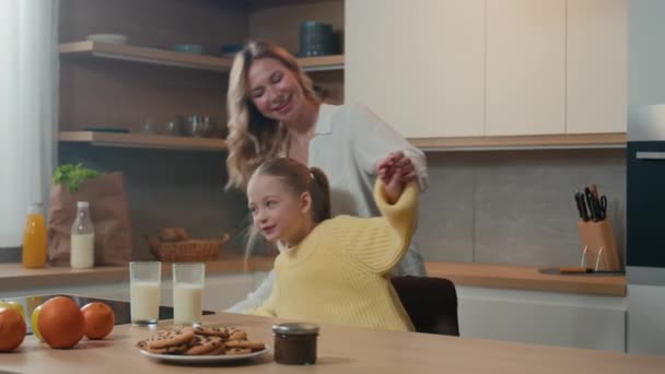 ハッピーケアフリー笑顔の母親とキッチンで小さな娘 楽しい持っている手 音楽を動かすダンスママに踊る 子供の少女抱擁 抱擁 家族の朝食愛の絆 - 映像、動画