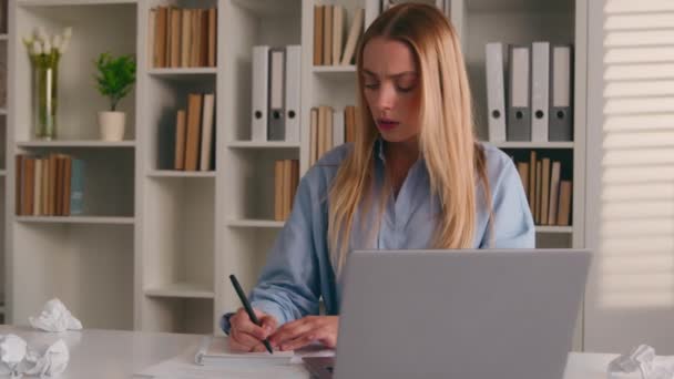 Kaukázusi lány diák tanul otthoni irodai könyvtár nő szomorú stressz gyűrött papír üzletasszony üzleti ötlet írás jegyzetek elégedetlen hiba rip sheet a notebook dobja el - Felvétel, videó